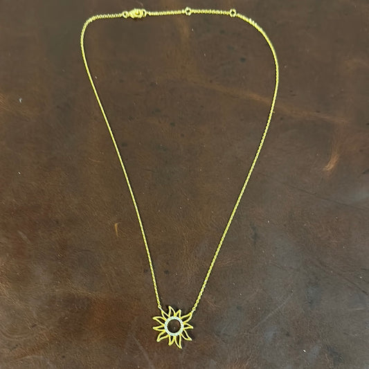 LUXE FLAIR SUN OUTLINE NECKLACE