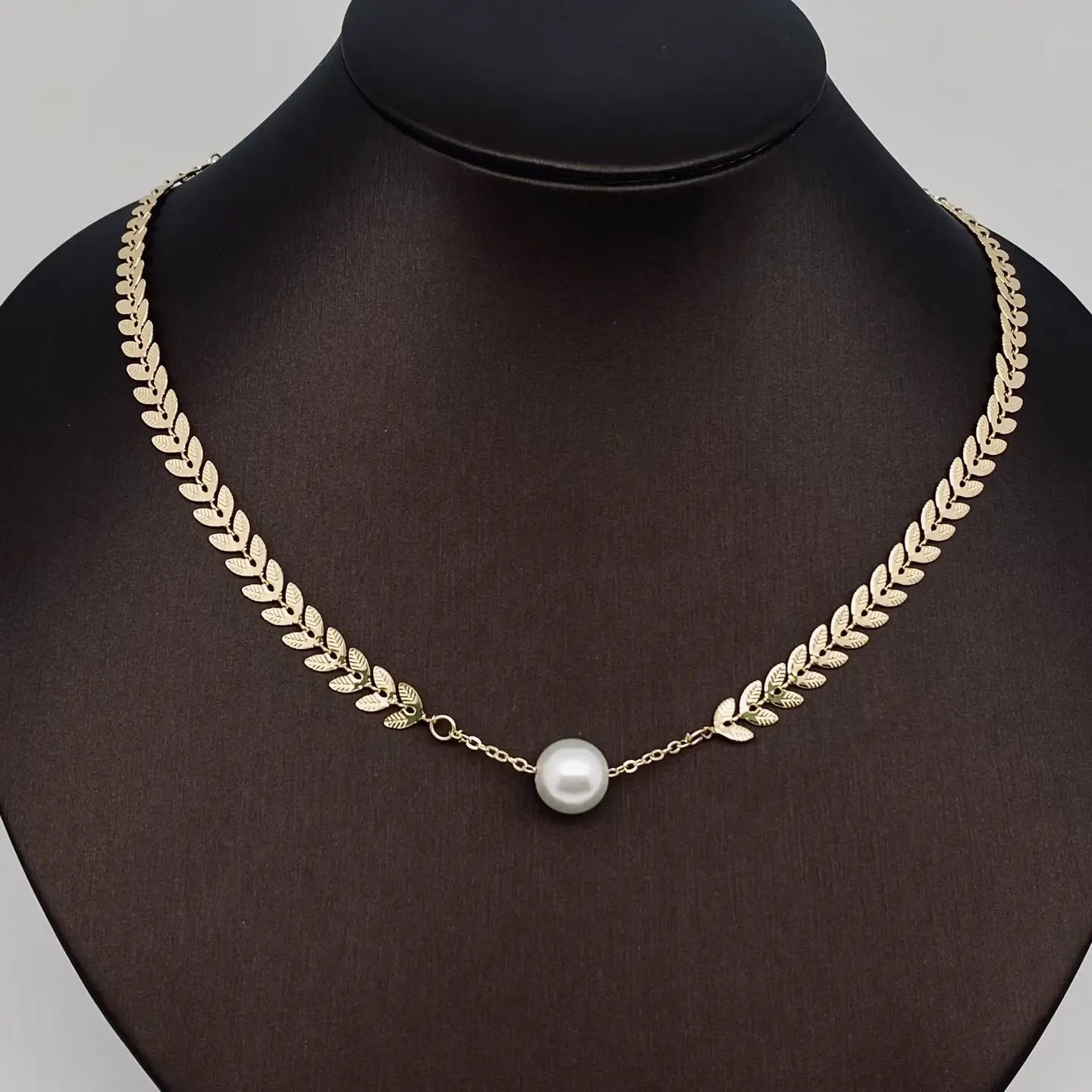 LEAF CHAIN AND PEARL NECKLACE