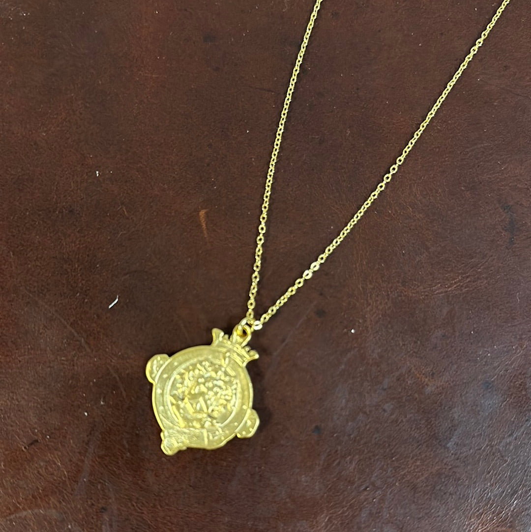 LUXE 18KT GOLD PLATED CREST CHARM NECKLACE